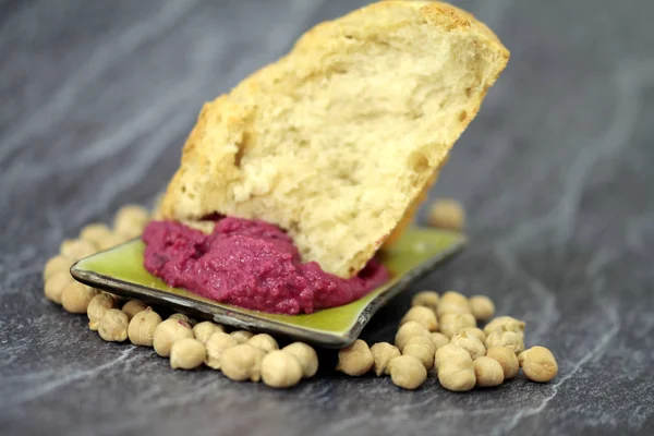 Rode Bieten Hummus Met Chips Van Linzen Pure Eiwitten — Stockfoto