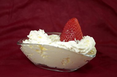 çırpılmış krema ve meyve