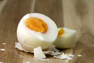 Beyaz tavuk yumurta tahtaya