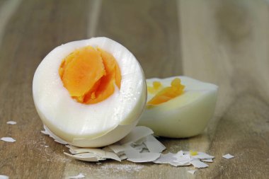 Beyaz tavuk yumurta tahtaya