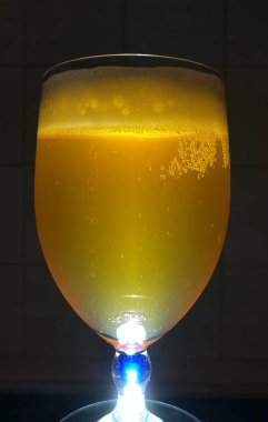 taze mahzen bira, doğa bulutlu ve lezzetli