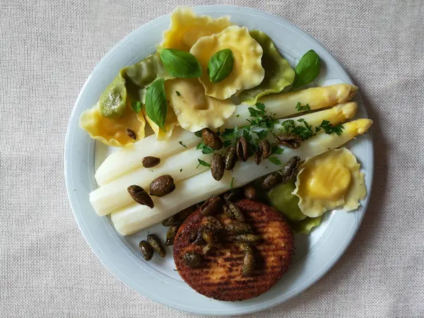 Espargos Com Macarrão Almôndegas Vegetarianas — Fotografia de Stock