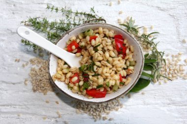 Arpa salatası, bulgur ve mısır gevreği.
