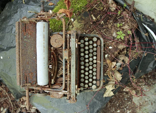 Oude Typemachine Verlaten Plek — Stockfoto