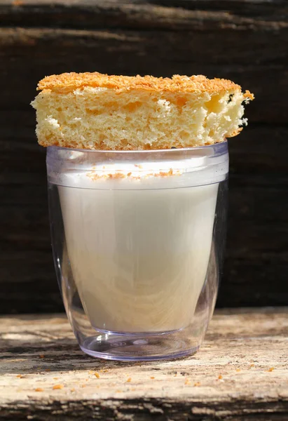 带有赫尔曼酸面团和发泡牛奶的美味酵母蛋糕 — 图库照片