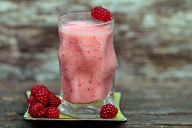 Japon şarap üzümlerinden meyve suyu hasat ve hazırlama.