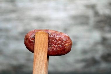 Salsiccia yarı finocchio, rezene tohumlu İtalyan sosisi.