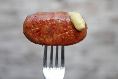 Salsiccia yarı finocchio, rezene tohumlu İtalyan sosisi.