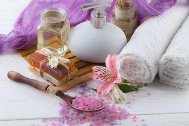 Masaj Spa aksesuarları için hafif bir arka plan üzerinde bir kompozisyon içinde