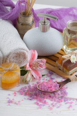 Masaj Spa aksesuarları için hafif bir arka plan üzerinde bir kompozisyon içinde