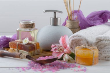 Masaj Spa aksesuarları için hafif bir arka plan üzerinde bir kompozisyon içinde