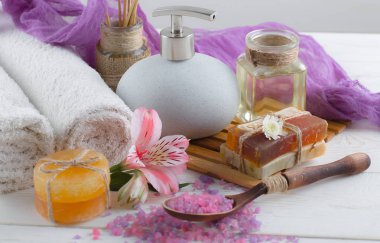 Masaj Spa aksesuarları için hafif bir arka plan üzerinde bir kompozisyon içinde