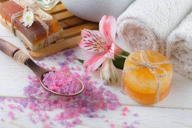 Masaj Spa aksesuarları için hafif bir arka plan üzerinde bir kompozisyon içinde