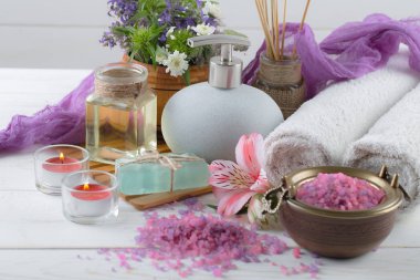 Masaj Spa aksesuarları için hafif bir arka plan üzerinde bir kompozisyon içinde