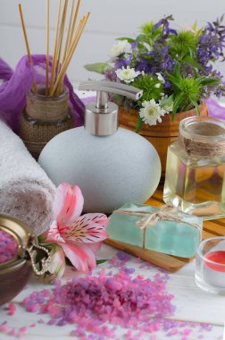 Masaj Spa aksesuarları için hafif bir arka plan üzerinde bir kompozisyon içinde