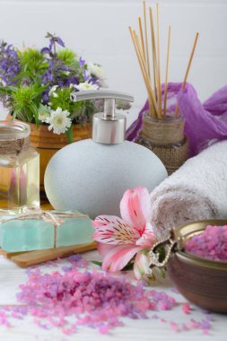 Masaj Spa aksesuarları için hafif bir arka plan üzerinde bir kompozisyon içinde