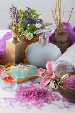 Masaj Spa aksesuarları için hafif bir arka plan üzerinde bir kompozisyon içinde