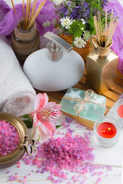 Masaj Spa aksesuarları için hafif bir arka plan üzerinde bir kompozisyon içinde