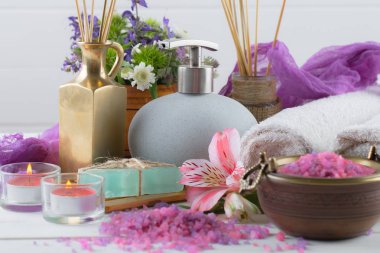 Masaj Spa aksesuarları için hafif bir arka plan üzerinde bir kompozisyon içinde