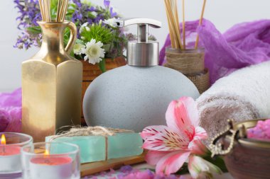 Masaj Spa aksesuarları için hafif bir arka plan üzerinde bir kompozisyon içinde