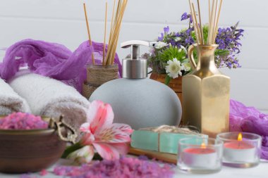 Masaj Spa aksesuarları için hafif bir arka plan üzerinde bir kompozisyon içinde