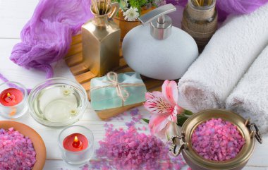 Masaj Spa aksesuarları için hafif bir arka plan üzerinde bir kompozisyon içinde
