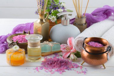 Masaj Spa aksesuarları için hafif bir arka plan üzerinde bir kompozisyon içinde