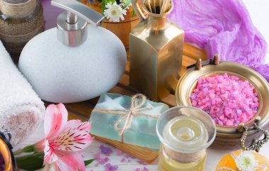 Masaj Spa aksesuarları için hafif bir arka plan üzerinde bir kompozisyon içinde