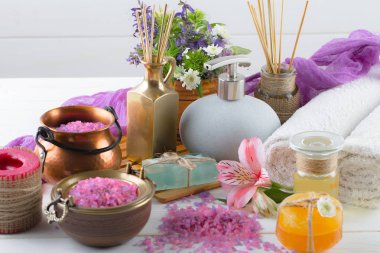Masaj Spa aksesuarları için hafif bir arka plan üzerinde bir kompozisyon içinde