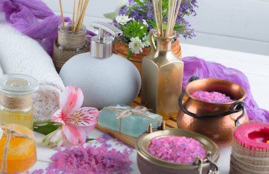 Masaj Spa aksesuarları için hafif bir arka plan üzerinde bir kompozisyon içinde