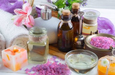 Masaj Spa aksesuarları için hafif bir arka plan üzerinde bir kompozisyon içinde