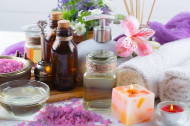 Masaj Spa aksesuarları için hafif bir arka plan üzerinde bir kompozisyon içinde