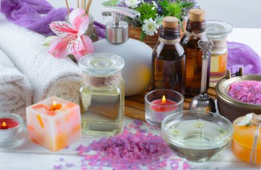 Masaj Spa aksesuarları için hafif bir arka plan üzerinde bir kompozisyon içinde