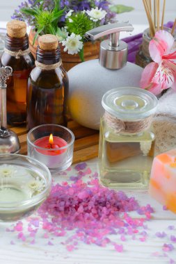 Masaj Spa aksesuarları için hafif bir arka plan üzerinde bir kompozisyon içinde