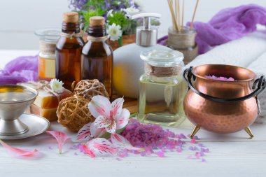 Masaj Spa aksesuarları için hafif bir arka plan üzerinde bir kompozisyon içinde