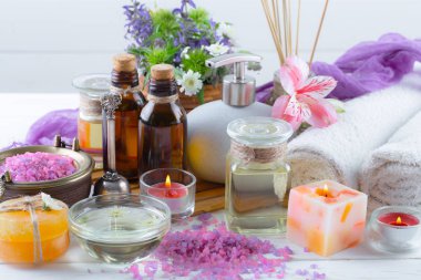 Masaj Spa aksesuarları için hafif bir arka plan üzerinde bir kompozisyon içinde