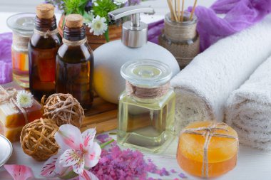 Masaj Spa aksesuarları için hafif bir arka plan üzerinde bir kompozisyon içinde