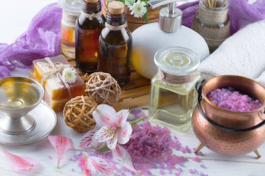 Masaj Spa aksesuarları için hafif bir arka plan üzerinde bir kompozisyon içinde