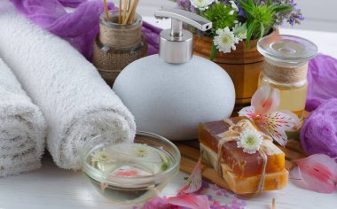 Masaj Spa aksesuarları için hafif bir arka plan üzerinde bir kompozisyon içinde