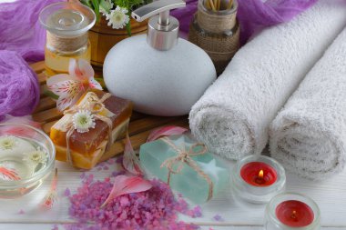 Masaj Spa aksesuarları için hafif bir arka plan üzerinde bir kompozisyon içinde