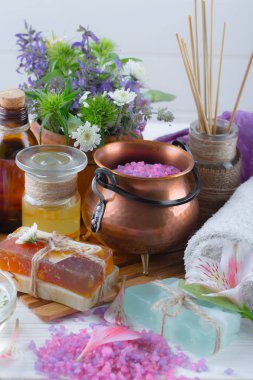 Masaj Spa aksesuarları için hafif bir arka plan üzerinde bir kompozisyon içinde