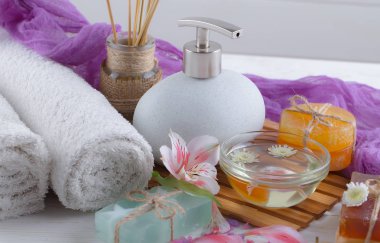 Masaj Spa aksesuarları için hafif bir arka plan üzerinde bir kompozisyon içinde
