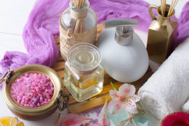 Masaj Spa aksesuarları için hafif bir arka plan üzerinde bir kompozisyon içinde