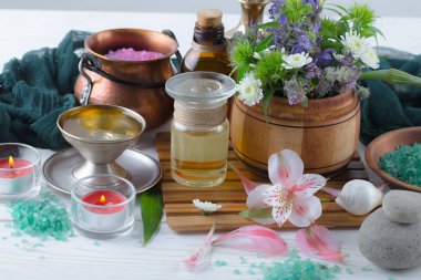Masaj Spa aksesuarları için hafif bir arka plan üzerinde bir kompozisyon içinde