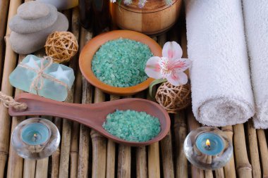 Masaj Spa aksesuarları için hafif bir arka plan üzerinde bir kompozisyon içinde