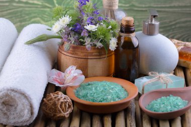 Masaj Spa aksesuarları için hafif bir arka plan üzerinde bir kompozisyon içinde