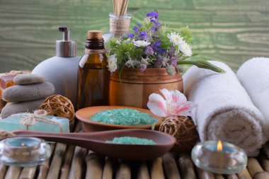 Masaj Spa aksesuarları için hafif bir arka plan üzerinde bir kompozisyon içinde