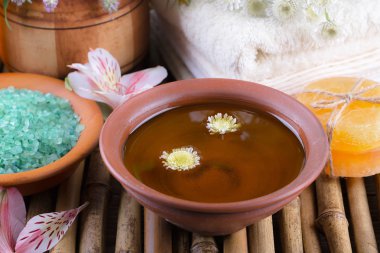 Masaj Spa aksesuarları için hafif bir arka plan üzerinde bir kompozisyon içinde