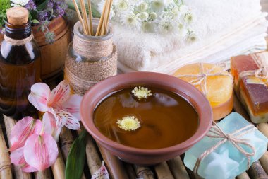 Masaj Spa aksesuarları için hafif bir arka plan üzerinde bir kompozisyon içinde