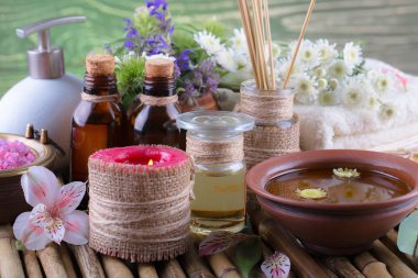 Masaj Spa aksesuarları için hafif bir arka plan üzerinde bir kompozisyon içinde